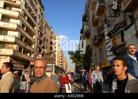 Un pomeriggio occupato nel centro cittadino del Cairo, Egitto Foto Stock