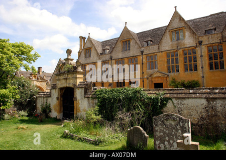 Regno Unito Worcestershire Stanway casa accanto alla St Peters sagrato della chiesa parrocchiale Foto Stock