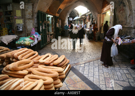 Vista dettagliata del pane per la vendita su un mercato nella città vecchia sezione di Gerusalemme Foto Stock