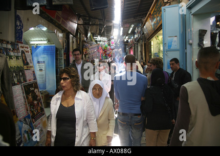 Una folla passeggiate attraverso un mercato nella città vecchia sezione di Gerusalemme Foto Stock