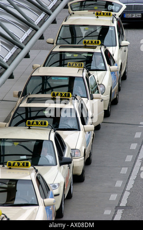 Taxicabs in attesa su un taxi stand, Berlino, Germania Foto Stock