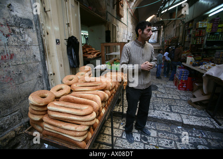 Pane fresco per la vendita su un mercato nella città vecchia sezione di Gerusalemme Foto Stock