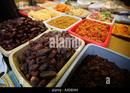 Frutta secca e altri prodotti alimentari in vendita in un mercato nella città vecchia sezione di Gerusalemme Foto Stock