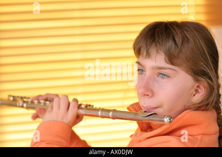 Ragazza suonare il flauto Foto Stock