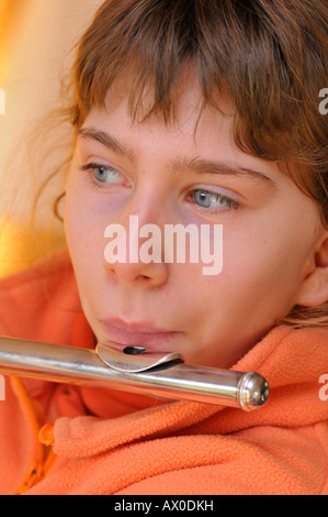 Ragazza suonare il flauto Foto Stock