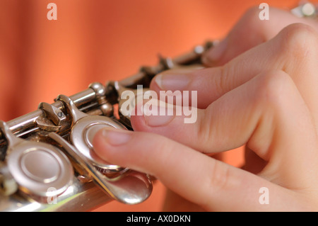 Close-up shot della ragazza che gioca flauto Foto Stock