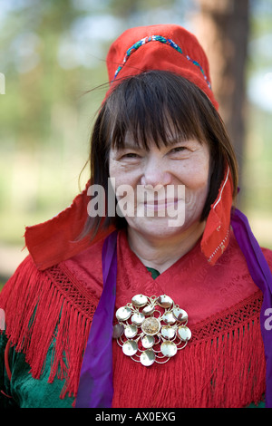 Sami donna in abito tradizionale, Inari, Lemmenjoki National Park, a nord del circolo polare artico, Lapponia, Finlandia Foto Stock