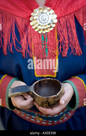 Sami donna in abito tradizionale & Bicchiere, Inari, Lemmenjoki National Park, Lapponia, Finlandia Foto Stock
