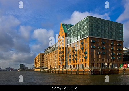 Appartamento - e office edifici lungo il fiume Elba, dal porto di Amburgo, Amburgo, Germania, Europa Foto Stock