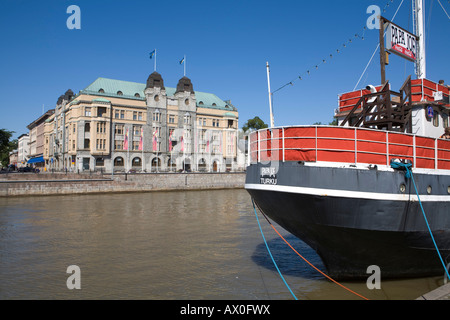 Ristorante Galleggiante & Town Hall sul fiume Aura, Turku, Finlandia Foto Stock