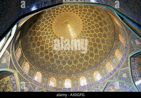 Cupola interna della Sheikh Lotf Allah moschea, Isfahan, Iran Foto Stock