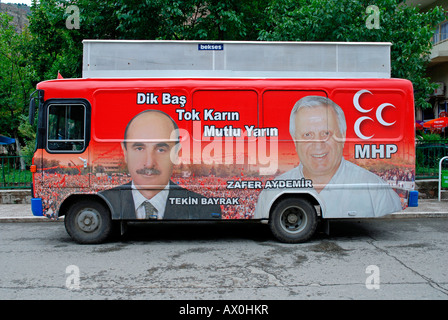 Pubblicità elettorale, i candidati dell'ala destra MHP, Urfa, Anatolia, Turchia Foto Stock