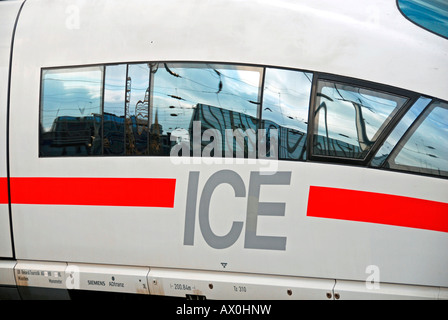 ICE 3, stazione ferroviaria principale di Colonia, nella Renania settentrionale-Vestfalia, Germania Foto Stock