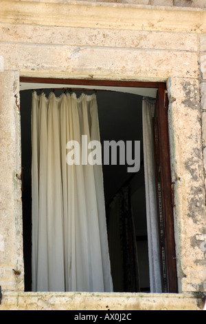 Tenda bianca del telo nella finestra Foto Stock