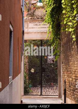 Cancello di ingresso alla Peggy Guggenheim Museum di Arte Moderna Dorsoduro Venezia Italia Foto Stock