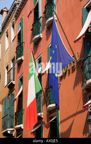 Unione europea o la Comunità economica europea e bandiere italiane Sestiere di San Marco Venezia Italia Foto Stock