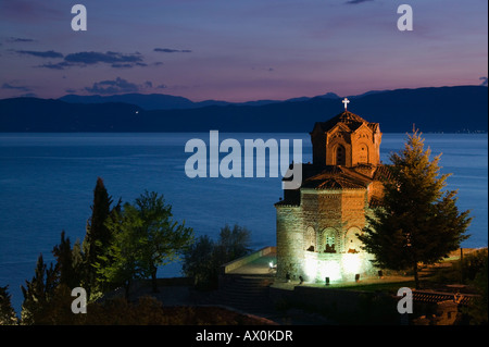 Macedonia, Ohrid, Sveti Jovan Kaneo alla Chiesa (XIII secolo) e il lago di Ohrid / sera Foto Stock