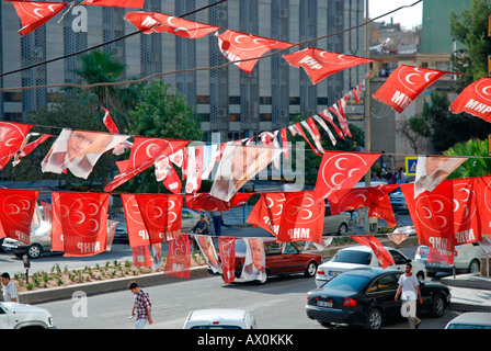 Elezioni: ultra destra partito MHP bandiere, Urfa, Anatolia orientale, Turchia, Asia Foto Stock