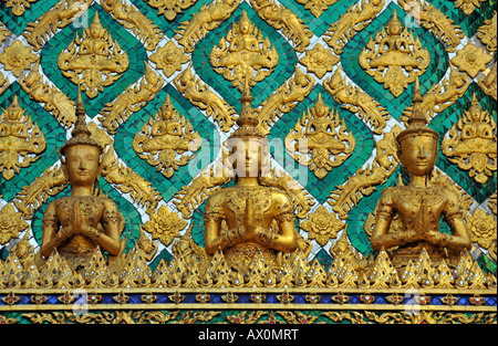 Il gruppo di figure: Hor Phra Gandhararat in Wat Phra Kaeo Grand Palace (il Tempio del Buddha di smeraldo), Bangkok, Thailandia, Southea Foto Stock