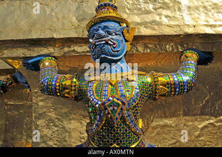 Golden Chedi di fronte al Pantheon, portato da venti scimmie e demoni: Wat Phra Kaeo Grand Palace (Tempio dello Smeraldo Foto Stock