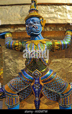 Golden Chedi di fronte al Pantheon, portato da venti scimmie e demoni: Wat Phra Kaeo Grand Palace (Tempio dello Smeraldo Foto Stock