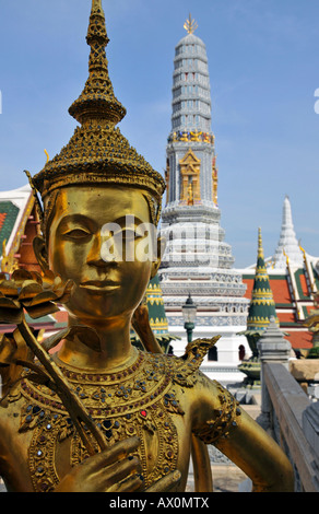 Kinnara (chiamato anche Kinnorn), uccello mitologico creatura, Wat Phra Kaeo Grand Palace (il Tempio del Buddha di smeraldo), Bangkok, Foto Stock