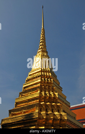 Golden Chedi di fronte al Pantheon, Wat Phra Kaeo Grand Palace (il Tempio del Buddha di smeraldo), Bangkok, Thailandia, Sud-est Foto Stock