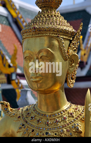 Kinnara (chiamato anche Kinnorn), uccello mitologico creatura, Wat Phra Kaeo Grand Palace (il Tempio del Buddha di smeraldo), Bangkok, Foto Stock