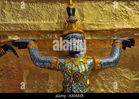 Golden Chedi di fronte al Pantheon, portato da venti scimmie e demoni, Wat Phra Kaeo Grand Palace (Tempio dello Smeraldo Foto Stock