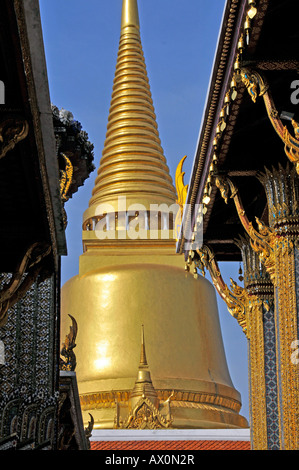 Golden Chedi (Phra Sri Ratana) in Wat Phra Kaeo Grand Palace (il Tempio del Buddha di smeraldo), Bangkok, Thailandia, Sud-est asiatico, Foto Stock