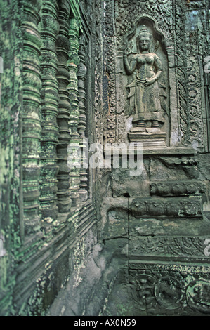 Chiusura del bassorilievo sulle pareti all'interno delle rovine di Ta Prohm Angkor Thom Cambogia Foto Stock