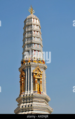 In alto di un Chedi nel Wat Phra Kaeo Grand Palace (il Tempio del Buddha di smeraldo), Bangkok, Thailandia, Sud-est asiatico, in Asia Foto Stock