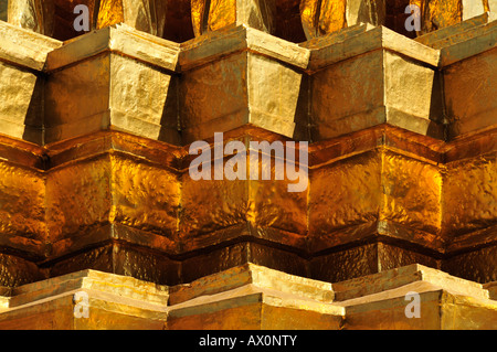 Golden Chedi di fronte al Pantheon, Wat Phra Kaeo Grand Palace (il Tempio del Buddha di smeraldo), Bangkok, Thailandia, Sud-est Foto Stock