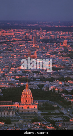 Vista sui tetti verso la cupola dorata della chiesa di Saint Louis des Invalides o la Chiesa del Duomo Parigi FRANCIA Foto Stock