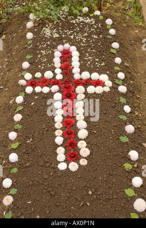 La Romania, Maramures, decorate grave a tutti Staints giorno Foto Stock