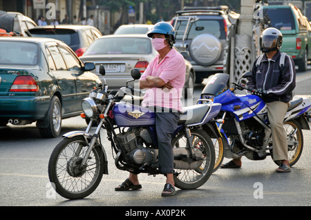 Motociclista indossare mascherina chirurgica in Koh Chang, Thailandia, Sud-est asiatico, in Asia Foto Stock