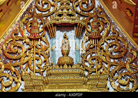 Timpano sopra l'ingresso principale al tempio in marmo (Wat Benchamabophit), Bangkok, Thailandia, Asia Foto Stock