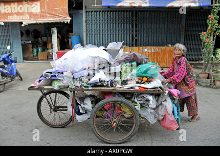 Vecchiaia e povertà: donna raccogliere rifiuti in Sukhothai, Thailandia, Sud-est asiatico, in Asia Foto Stock