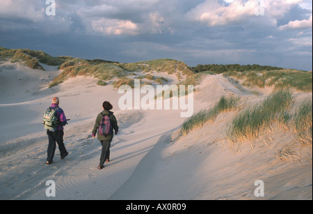 La gente sulle dune di sabbia, Francia, Pas-de-Calais Foto Stock