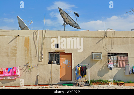 Una parabola satellitare sul tetto di una modesta casa in Dubai Emirati Arabi Uniti, Medio Oriente e Asia Foto Stock