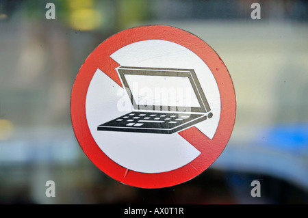 Vetrofania vietando i laptop all'entrata di un ristorante a Bangkok, Thailandia, Sud-est asiatico, in Asia Foto Stock