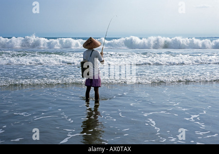 Pescatore sulla spiaggia, Java, Indonesia, sud-est asiatico Foto Stock