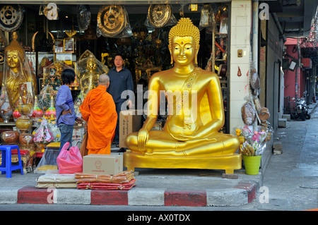 Statue di Buddha e altri oggetti devozionali in vendita lungo Bamrung Muang Road, Bangkok, Thailandia, Sud-est asiatico Foto Stock