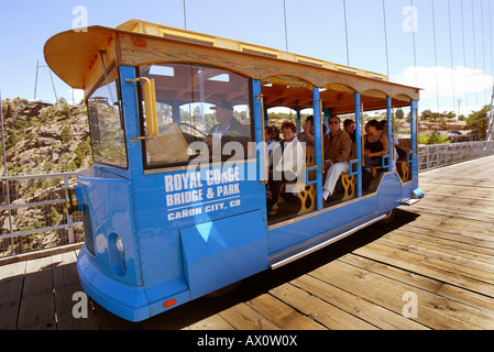 I visitatori un giro in tram oltre il ponte 1 000 piedi sopra il fiume Arkansas in Royal Gorge Colorado non usa modello rilasciato Foto Stock