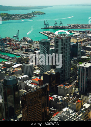 Vista del porto di Auckland dalla Sky Tower di Auckland, Isola del nord, Nuova Zelanda, Oceania Foto Stock