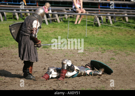 Cavalieri battaglia nei giochi medievali a Visby in Gotland Svezia Foto Stock