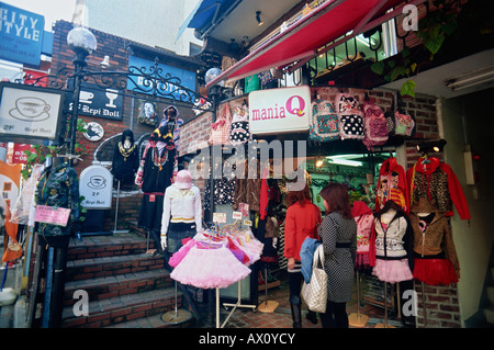 Giappone, Honshu, Tokyo Harajuku, tipici negozi di abbigliamento sulla Takeshita Dori Foto Stock