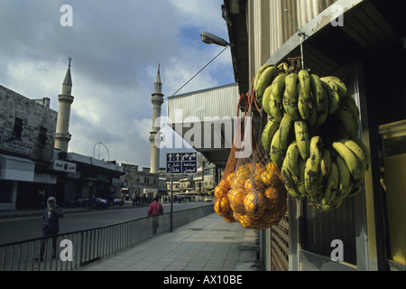 Pressione di stallo per la vendita di frutta sul marciapiede fuori al Husseini moschea di Amman, Giordania. Foto Stock