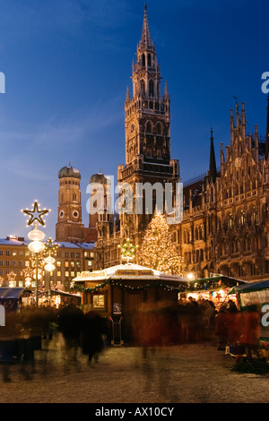 Il mercatino di Natale sulla Marien-Place Monaco di Baviera con il municipio e la cattedrale, Baviera, Germania Foto Stock