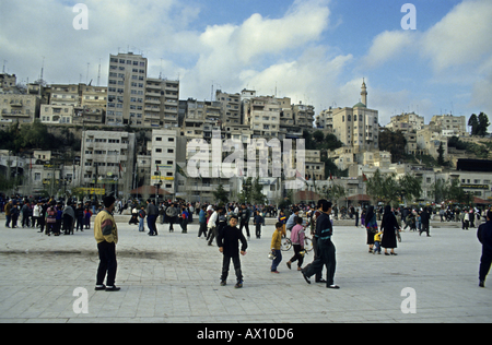 Amman, Giordania, piazza della città la sera degli anni '1980 Foto Stock